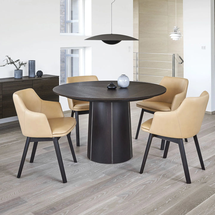 Skovby #33 Round Extendable Dining Table Seats 6–9 Guests