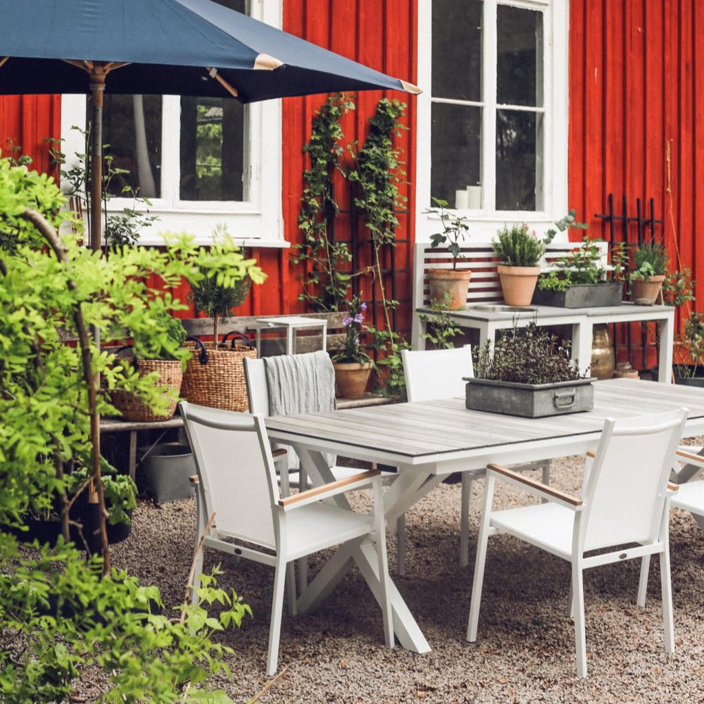 Table de salle à manger d'extérieur extensible HILLMOND - Aluminium Blanc / Stratifié Naturel