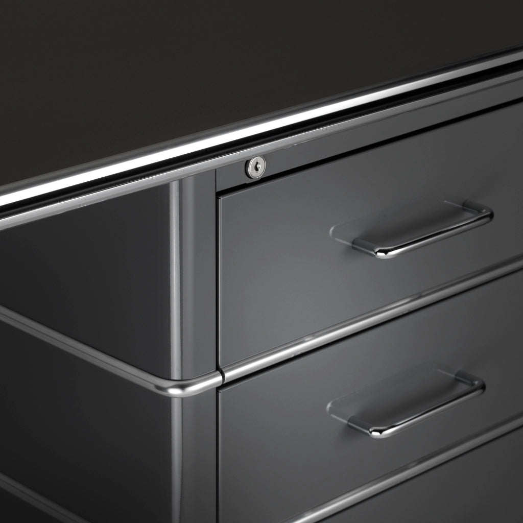 CLASSIC LINE Metal Desks in Anthracite - Modern Office Furniture - Müller | Milola