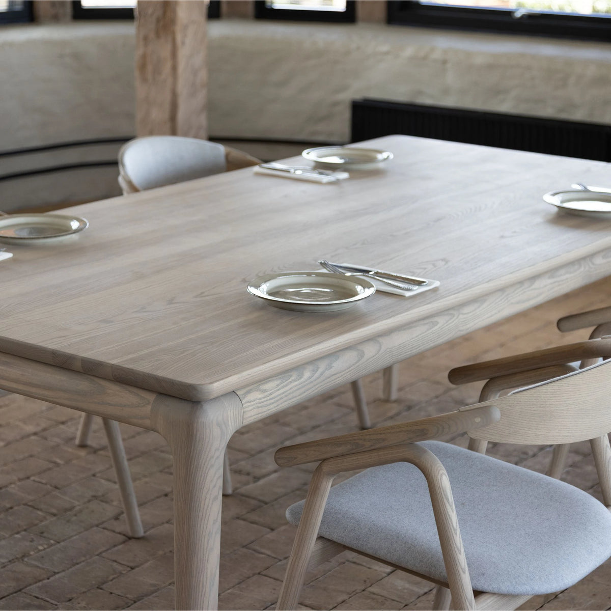 FLOATING Extendable Dining Table in White Oiled Oak - Kristensen | Milola