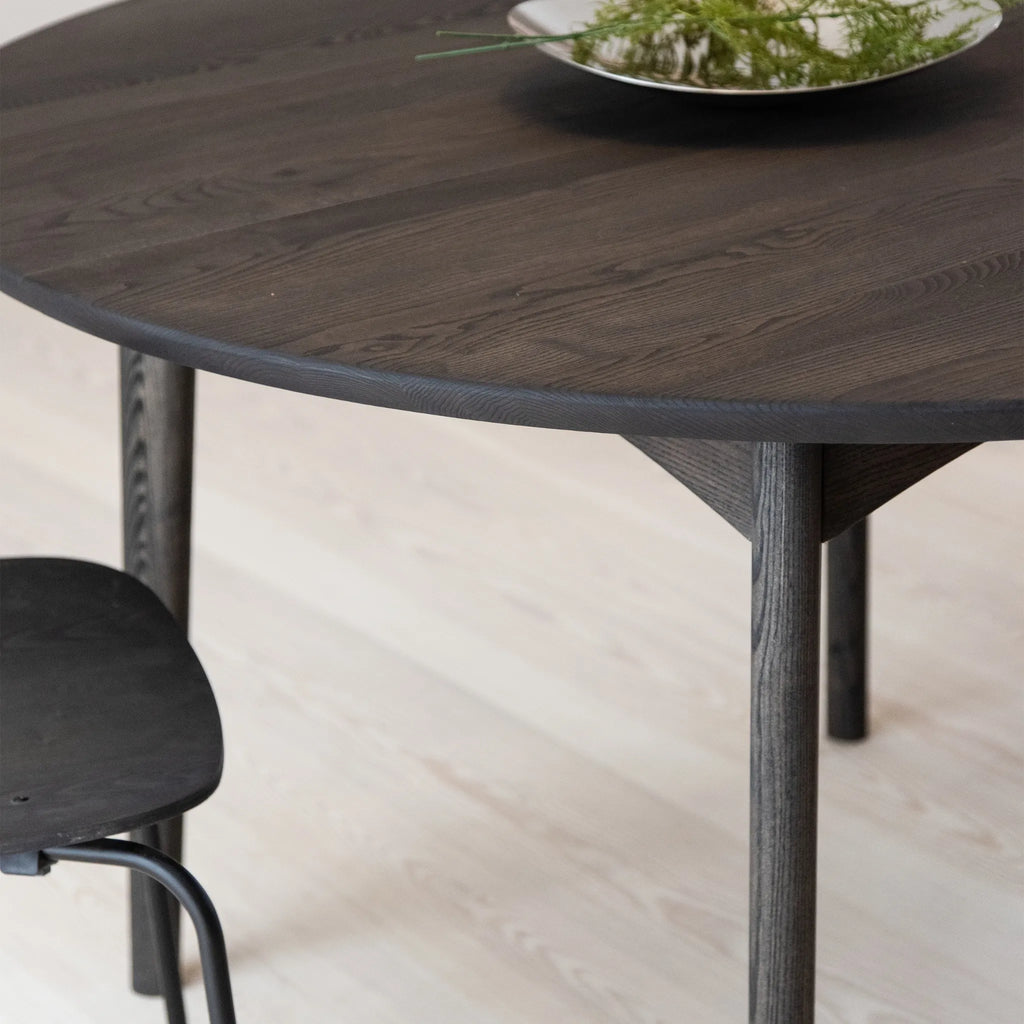 KLASSI Round Extensible Dining Table in Antique Brown Oiled Oak - Kristensen | Milola
