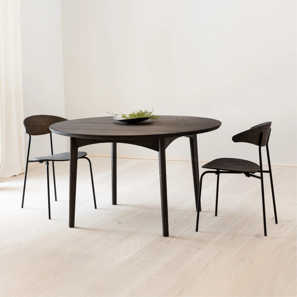 KLASSI Round Extensible Dining Table in Antique Brown Oiled Oak - Kristensen | Milola